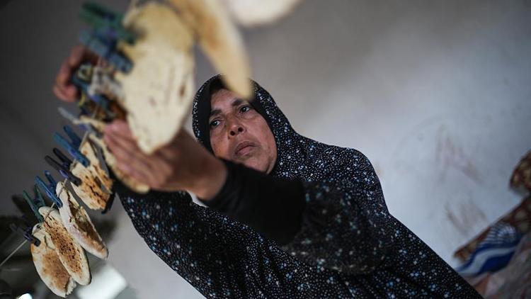 Ekmek kırıntılarını satarak ailesine bakan Filistinli kadın