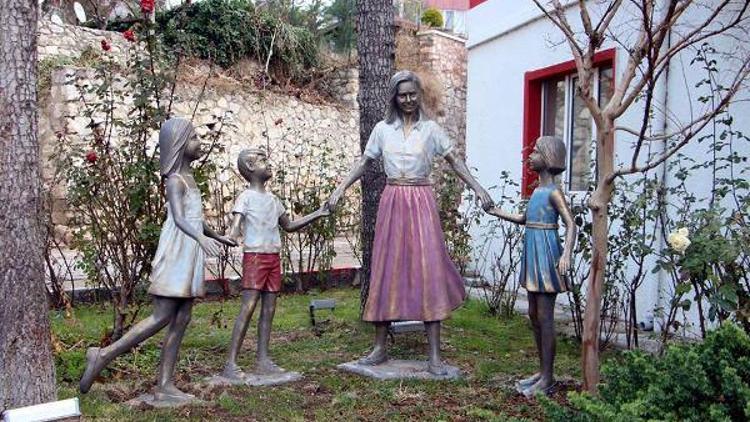 Pınarhisarda parka çocuk temalı heykel konuldu