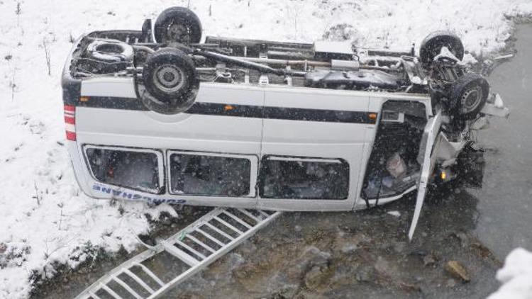 Trabzon’da minibüs dereye uçtu: 15 yaralı