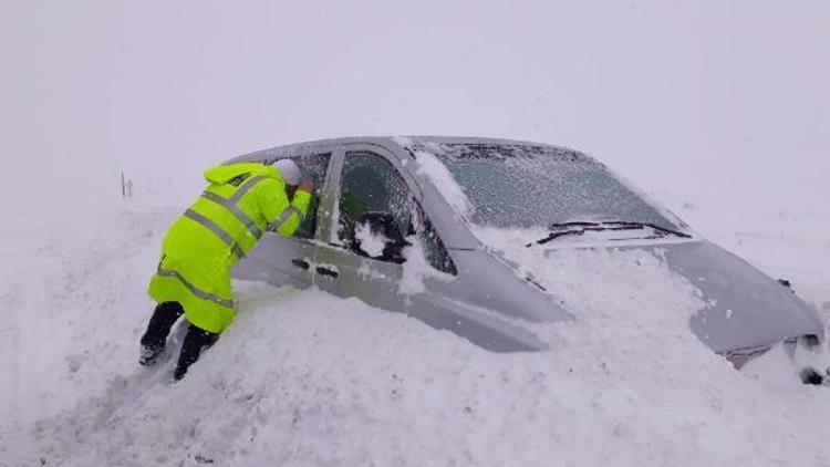 Polis, karla kaplanan araçların içlerini tek tek kontrol etti