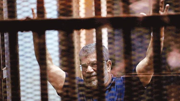 Mursi ile Mübarek ilk kez mahkemede yüzleşti