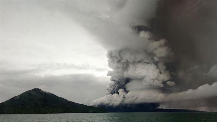 Endonezya’da tsunami bölgesindeki yanardağ için alarm seviyesi yükseltildi
