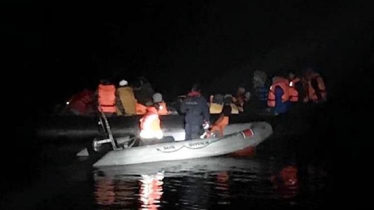 Enezde lastik botta 39 kaçak göçmen yakalandı
