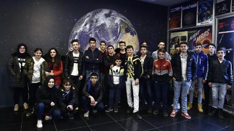 Mamak Belediyesi Basketbol Takımı oyuncuları bilim merkezini gezdi