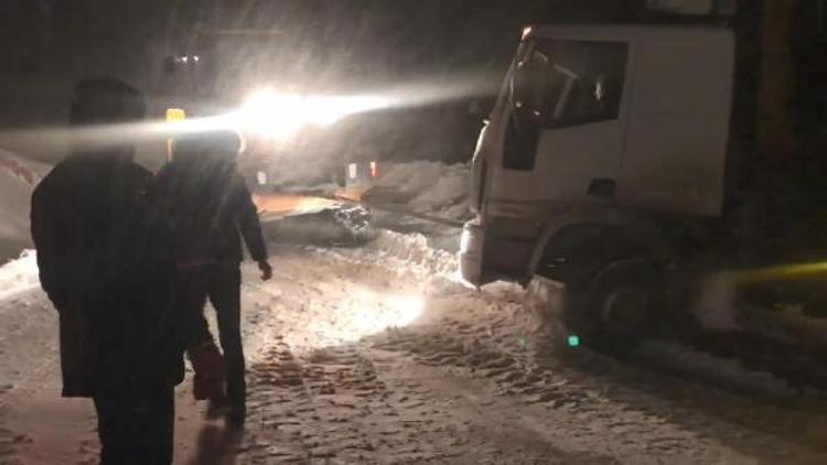 Bayburt ve Gümüşhanede kar nedeniyle araçlar yolda kaldı, okullar tatil edildi