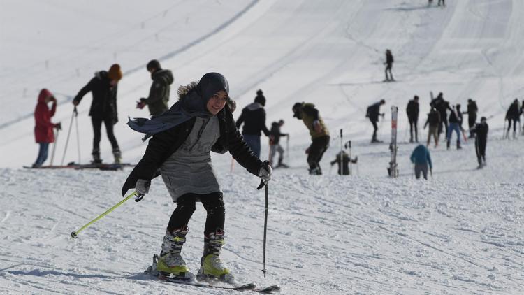 Hakkarili öğrenciler kayakla tanışıyor
