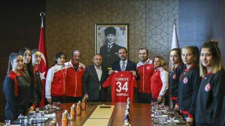 Bakan Kasapoğlu milli hentbolcuları kabul etti