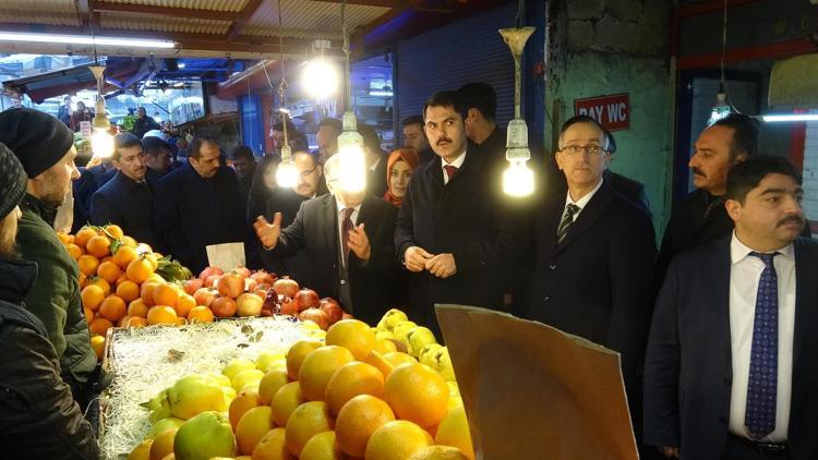 Bakan pazara indi, sıfır atık logolu bez çanta dağıttı