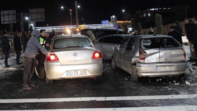 Elazığ’da 2 farklı zincirleme kazada 23 araç birbirine girdi