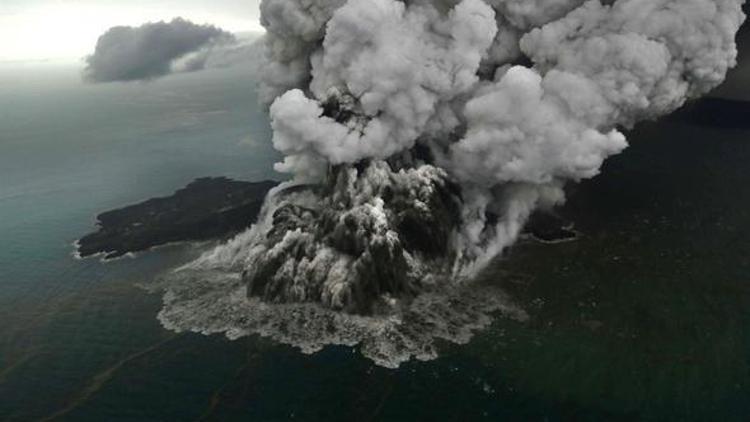 Endonezyadaki yanardağ patladıkça küçülüyor