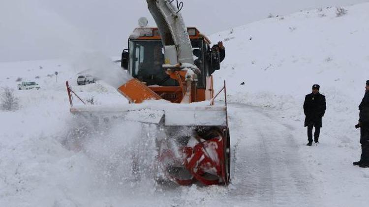 Elazığda karın kapattığı 332 köy yolu, yeniden umaşıma açıldı