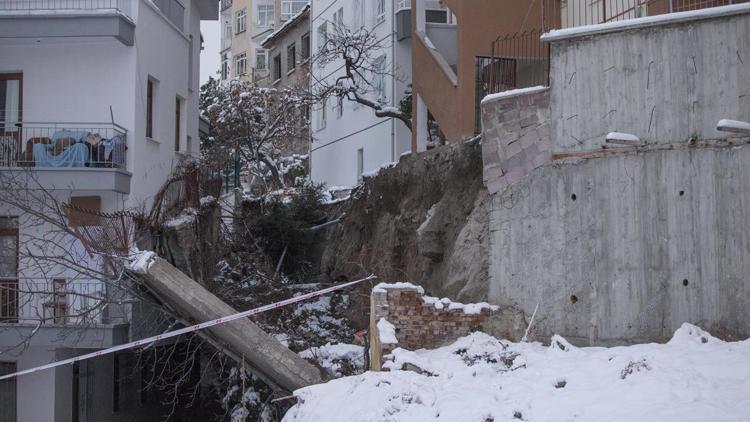 Duvar yan binanın üzerine devrildi