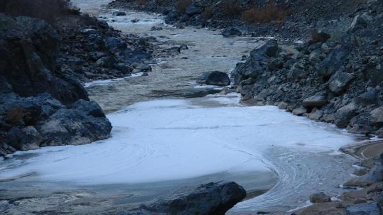 Türkiyenin en hızlı akan nehriyken, göle dönen Çoruh buz tuttu