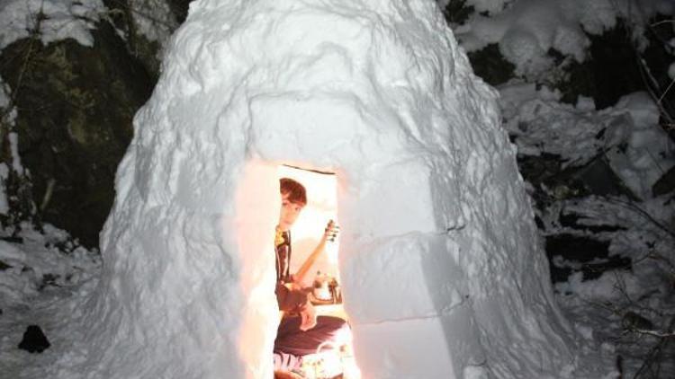 Liseli iki arkadaş, kardan ev yaptı