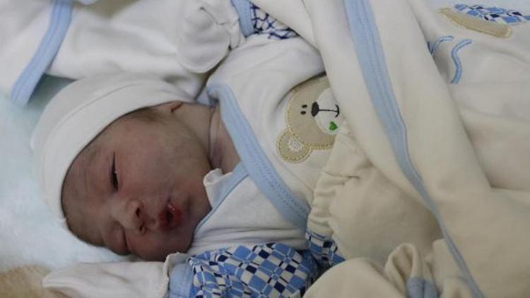 Kırşehirde yılın ilk bebeği saat 00.02de dünyaya geldi