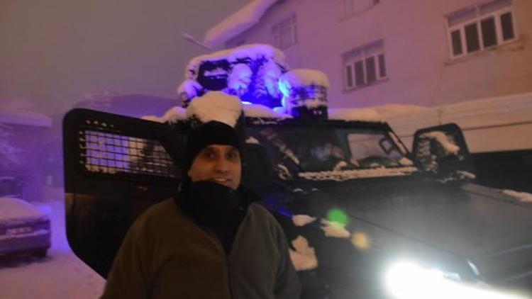 Beytüşşebapta polis zırhlı araçtan Kürtçe şarkı çaldı, gençler oynadı