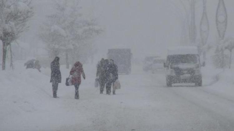 Hakkaride 322 köy ve mezra yolu kardan kapandı