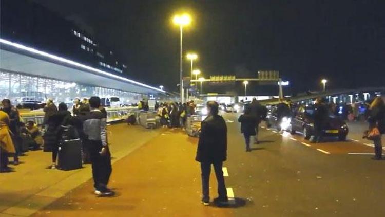 Hollanda’nın Amsterdam şehrindeki Schiphol Havalimanı’nda terör alarmı verildi.