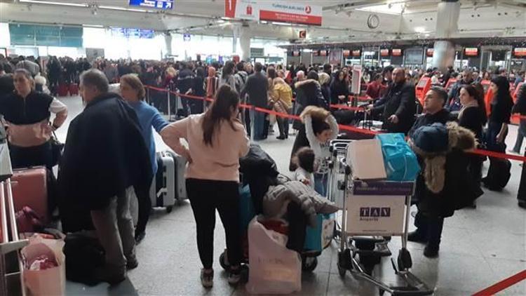 Atatürk Havalimanında tatil dönüşü yoğunluğu... uzun kuyruklar oluştu