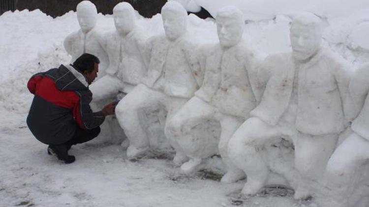 Heykeltıraş, kardan folklor ekibi yaptı