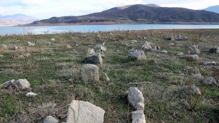 Baraj suları çekildi, mezarlık ortaya çıktı