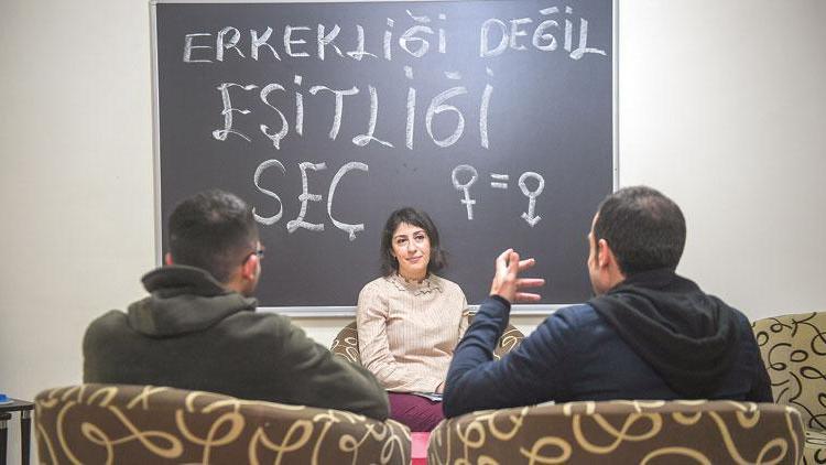 Bu iki erkeğe kulak verin: ‘Erkekler olarak biz hükmettiğimizi sanıyoruz ama...’