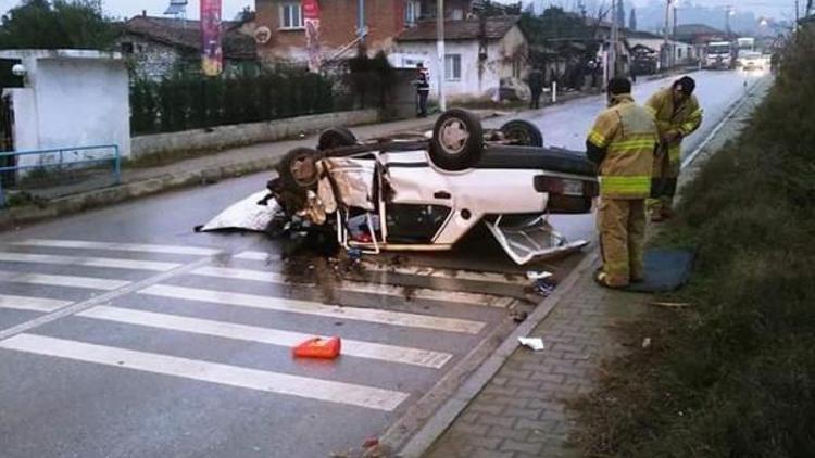 İzmirde kaldırıma çarpan otomobil takla attı, karı-koca yaralandı