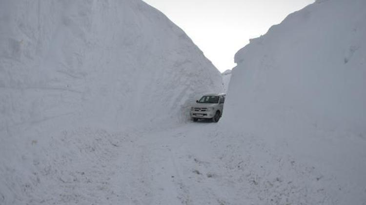 Yüksekova’nın köy yollarında kardan tüneller oluştu