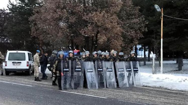 Çini protesto için İstanbuldan Ankaraya yürüyen gruba jandarma engeli