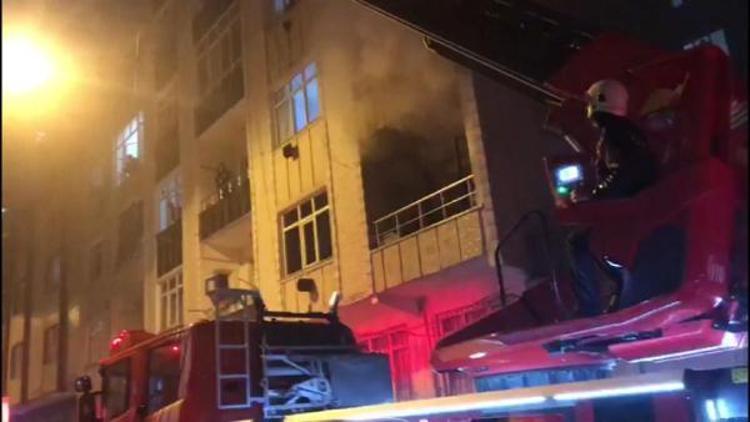 Bağcılarda yangın: Mahsur kalan 5 kişi kurtarıldı