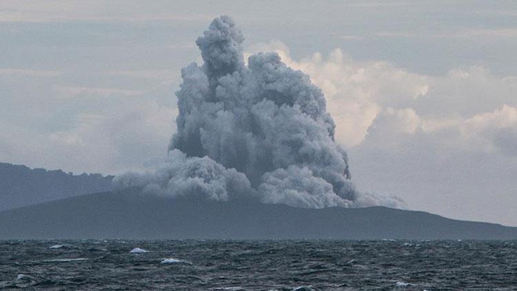 Anak Krakatau Yanardağında bir günde 37 patlama oldu