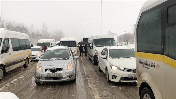 Bursa’da kar yağışı hayatı felç etti