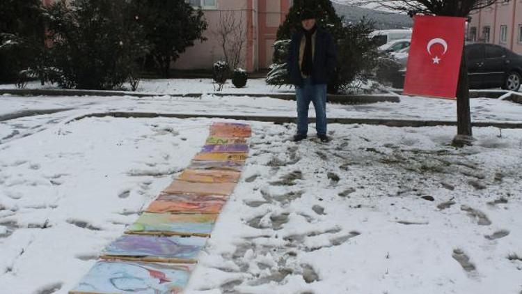 Ebru sanatçısı eserlerini kar üzerinde sergiledi