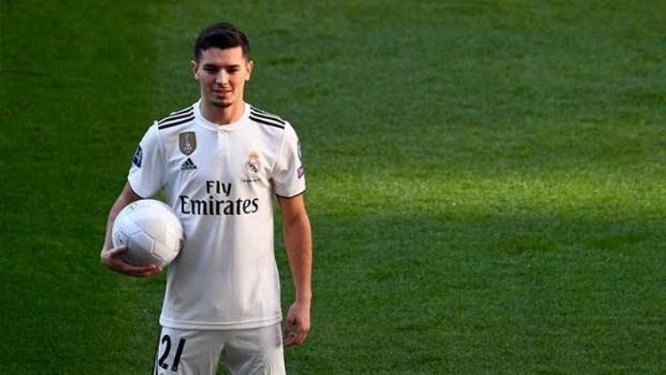 Real Madrid yeni transferini basına tanıttı