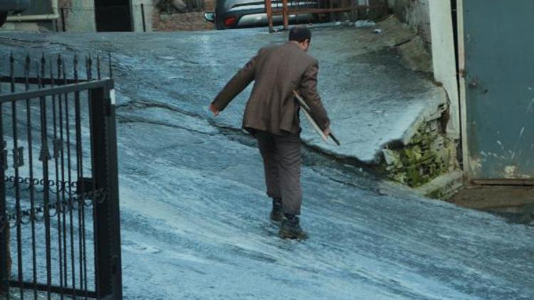 İstanbulda buzlu yollarda yaya ve sürücüler zor anlar yaşadı