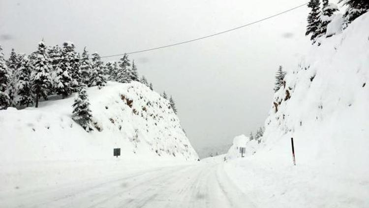 Aksekide 30 mahalle yolu kapandı, Alacabelde kar kalınlığı 1,5 metre oldu