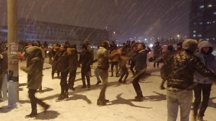 Üniversite öğrencilerinden kar topu savaşı