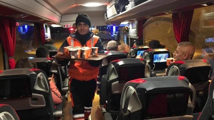Balıkesir Polisi, sürücüler ve yolculara sıcak çorba ikram etti