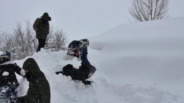Karlıovada okullar tatil edildi, çocuklar karda eğlendi