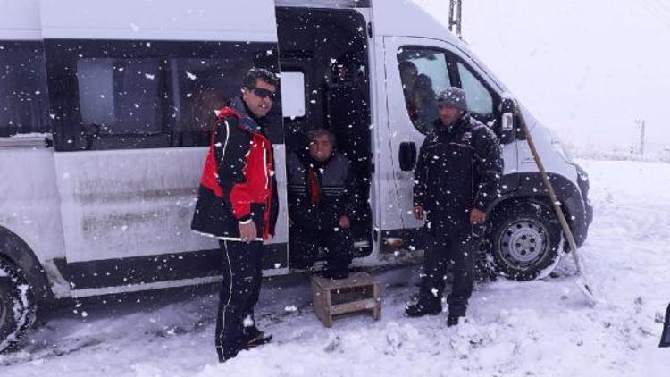 Kar nedeniyle kapanan yolda mahsur kalan aileyi AFAD kurtardı