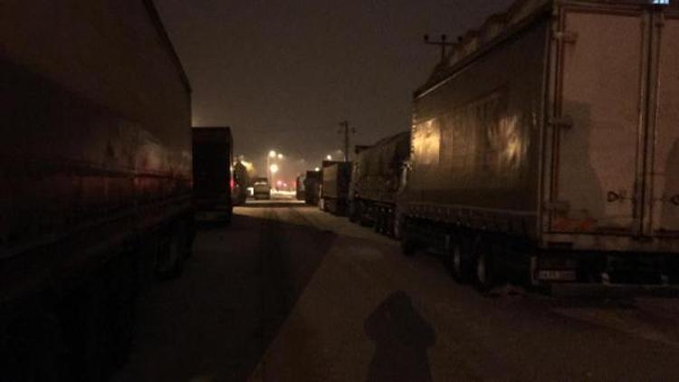 Kar ve buzlanma nedeniyle karayolları büyük araç geçişlerine kapatıldı
