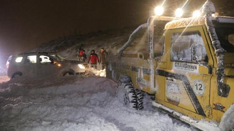 Erzincanda dağda kalan aracı, Off-Road ekibi kurtardı