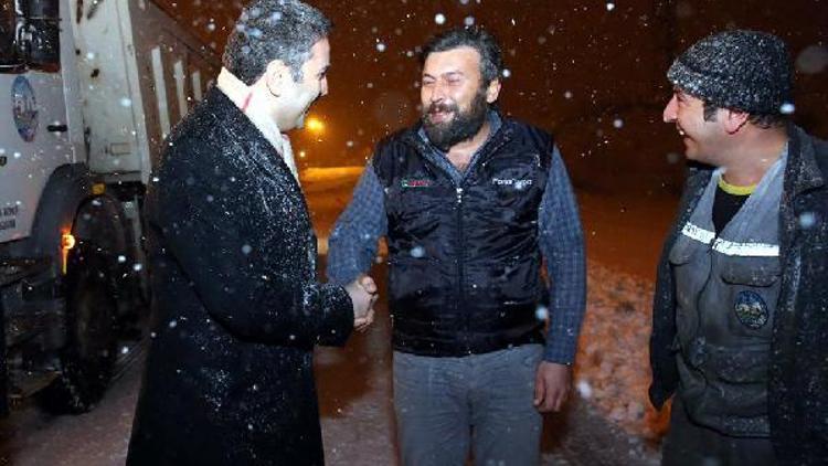 Başkan Eroğlu, karla mücadele ekiplerini ziyaret etti
