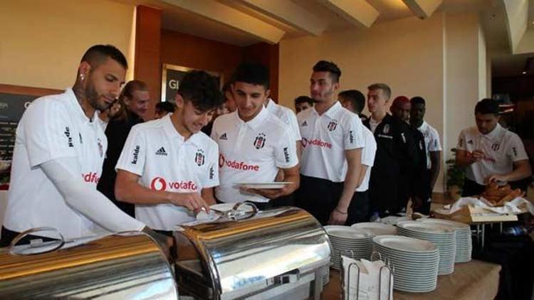 Antalya kampını sürdüren Beşiktaş barbekü yaptı
