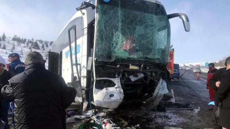Ankarada yolcu otobüsü TIRa çarptı: 1 ölü, 8 yaralı