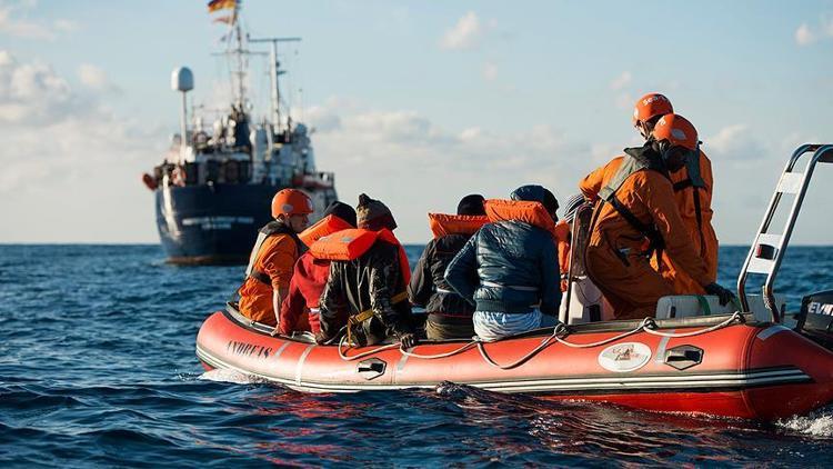 Akdenizde günlerdir bekleyen göçmenlerin durumu çözüme kavuştu