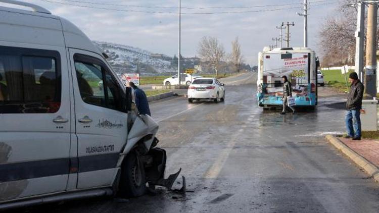 Servis minibüsü, halk otobüsüne çarptı: 8 öğrenci yaralı