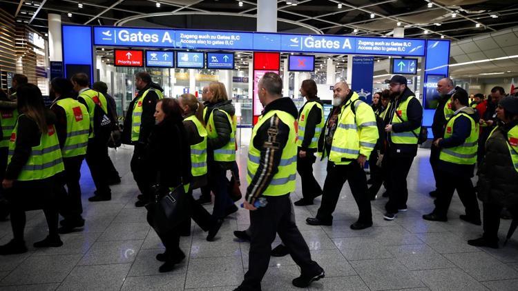 Almanya’da üç havalimanında uyarı grevleri başladı