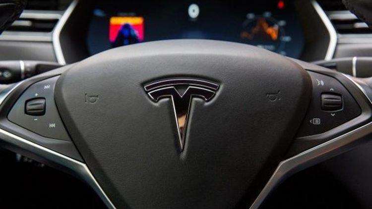 Tesla sürücüsüz araçlar konusunda müşterilerini uyardı