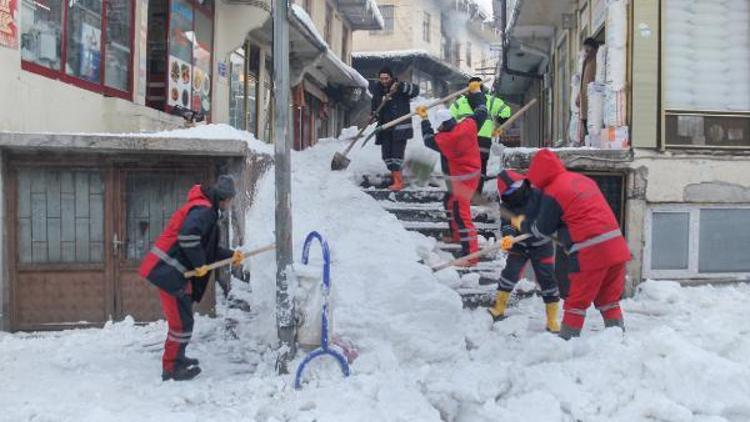 Bitlis’te işçilerin zorlu kar temizliği